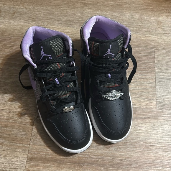 Air Jordan 1 Mid SE GS “Houndstooth “ - Picture 2 of 9